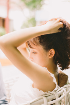 女人脱内衣让亲吻视频